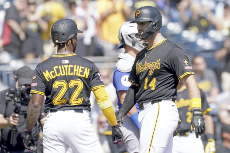 Chicago Cubs sweep Pittsburgh Pirates, clinch playoff berth
